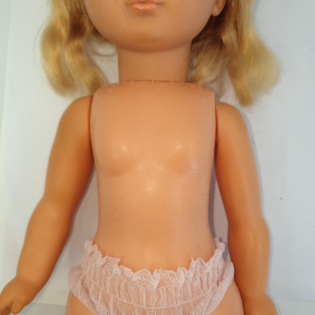 Кукла ГДР не родные ресницы и тело, имеются игровые царапины, отрезаны кончики хвостиков. Картинка 4